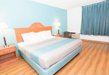 Deluxe Room, 1 Queen Bed, Smoking, Refrigerator & Microwave