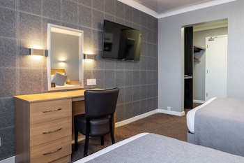 Family Room (2 Adults + 1 Child)