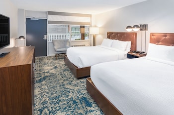 Room, 2 Queen Beds, Pool View (Poolside)