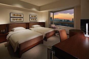 Room, 2 Twin Beds, City View
