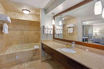 Junior Suite, 1 King Bed, Non Smoking, Jetted Tub