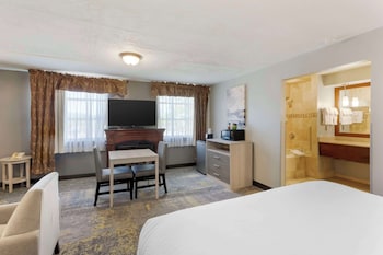 Junior Suite, 1 King Bed, Non Smoking, Jetted Tub