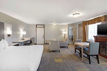 Junior Suite, 1 King Bed, Non Smoking, Jetted Tub