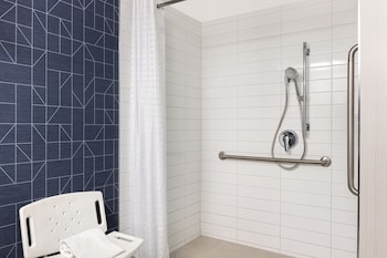 Room, 1 Queen Bed, Accessible (Mobility, Roll-In Shower)