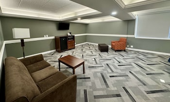 Standard Room, 1 King Bed, Non Smoking, Refrigerator & Microwave (Larger Room)