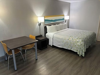 Studio, 1 King Bed, Non Smoking, Kitchenette
