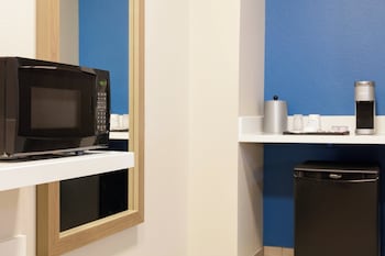 Suite, 1 King Bed, Mobility Accessible (Accessible Tub)