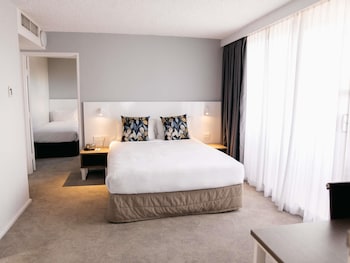 Family Suite (1 Queen Bed and 2 Single Beds)