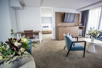 Family Suite (1 Queen Bed and 2 Single Beds)