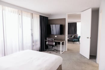 Family Suite (1 Queen Bed and 2 Single Beds)