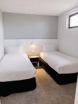 Family Suite (1 Queen Bed and 2 Single Beds)
