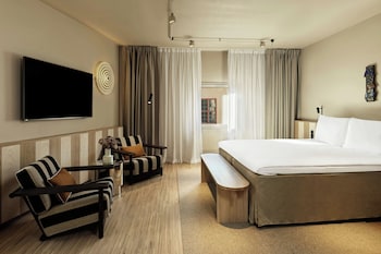 Superior Room, 1 King Bed, Courtyard View