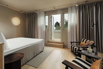 Deluxe Room, 1 King Bed, Balcony