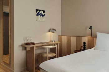 Standard Room, 1 King Bed, Courtyard View