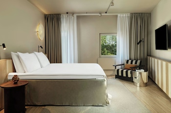 Club Suite, 1 King Bed, Courtyard View