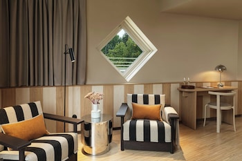 Deluxe Room, 1 King Bed, Balcony