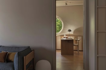Club Suite, 1 King Bed, Courtyard View