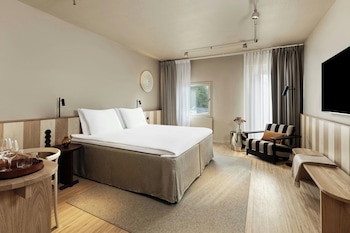 Standard Room, 1 King Bed, Courtyard View