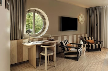 Superior Room, 1 King Bed, Courtyard View