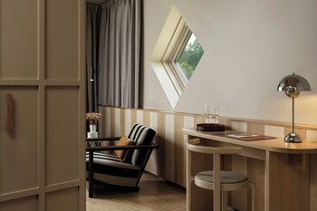 Deluxe Room, 1 King Bed, Balcony