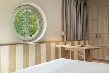 Club Suite, 1 King Bed, Courtyard View