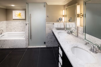 Deluxe Room, 1 King Bed