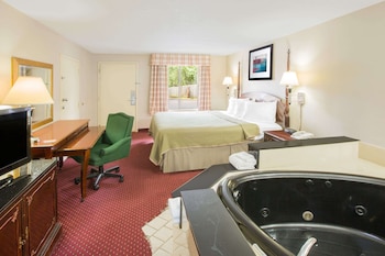 Honeymoon Suite, 1 King Bed, Jetted Tub