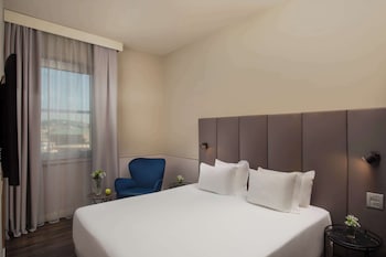 Family Room (Sea View, 3 Adults + 1 Child)