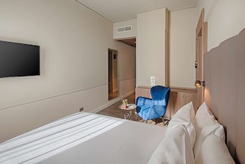 Family Room, Connecting Rooms (3AD+1CH)