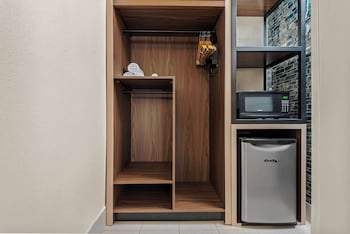 Standard Room, 1 King Bed, Accessible, Refrigerator & Microwave