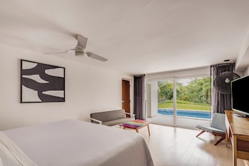 Master Suite with Plunge Pool, 1 King