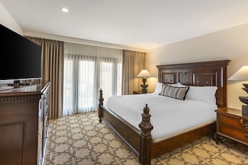Suite, 1 King Bed (Plaza View Suite)