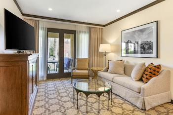 Suite, 1 King Bed, Poolside (Oasis)