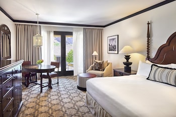 1 King Bed, Camelback View Room