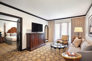 Suite, 1 King Bed (Plaza View Suite)