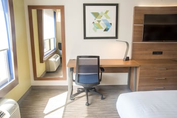 Standard Room, 1 King Bed, Accessible (Accessible Shower)