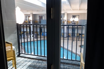 Room, 2 Queen Beds, Pool View