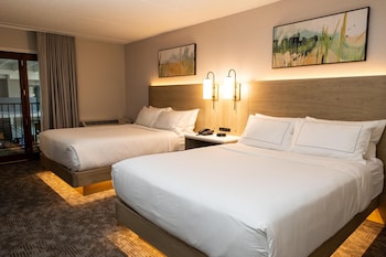 Room, 2 Queen Beds, Pool View