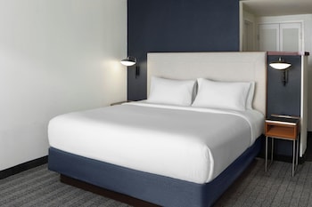 Room, 1 King Bed, Hearing Accessible (Accessible Bathtub)