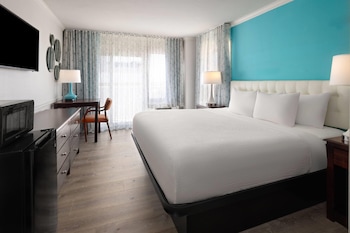 Room, 1 King Bed, Non Smoking, Partial Ocean View
