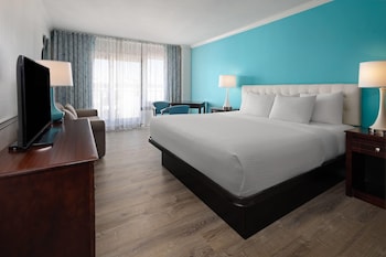 Room, 1 King Bed with Sofa bed, Non Smoking, Partial Sea View