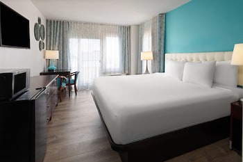 Room, 1 King Bed, Non Smoking, Partial Ocean View