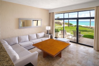 Three Bedroom Villa with Two King Beds and Two Double Beds - Non-Smoking