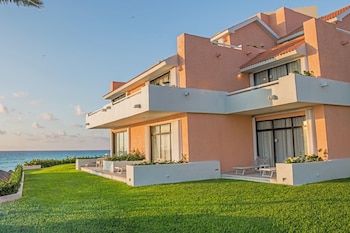 Three Bedroom Villa with Two King Beds and Two Double Beds - Non-Smoking