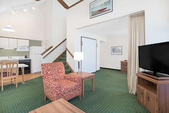 1 Queen Bed Penthouse Suite - BiLevel