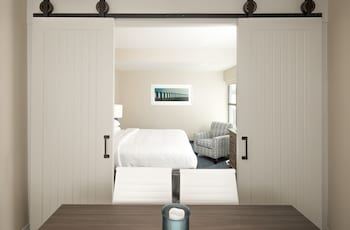 Studio Suite, 1 King Bed, Kitchen
