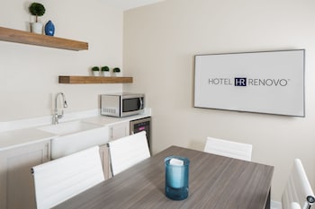 Studio Suite, 1 King Bed, Kitchen
