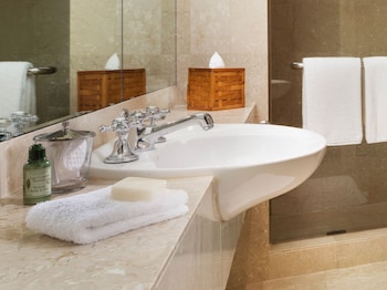 Deluxe Full Harbour Accessible Room Queen