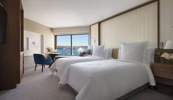 Deluxe Full Harbour Twin Room