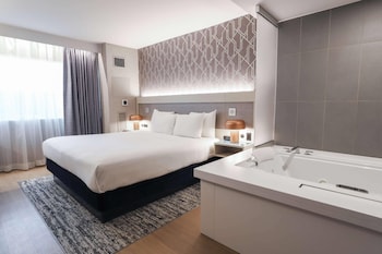Suite, 1 King Bed with Sofa bed, Non Smoking